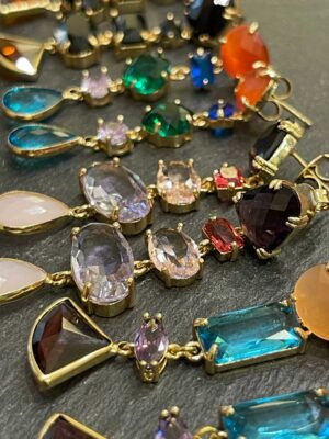 Orecchini in lega con bagno oro giallo 18 kt e pietre semipreziose