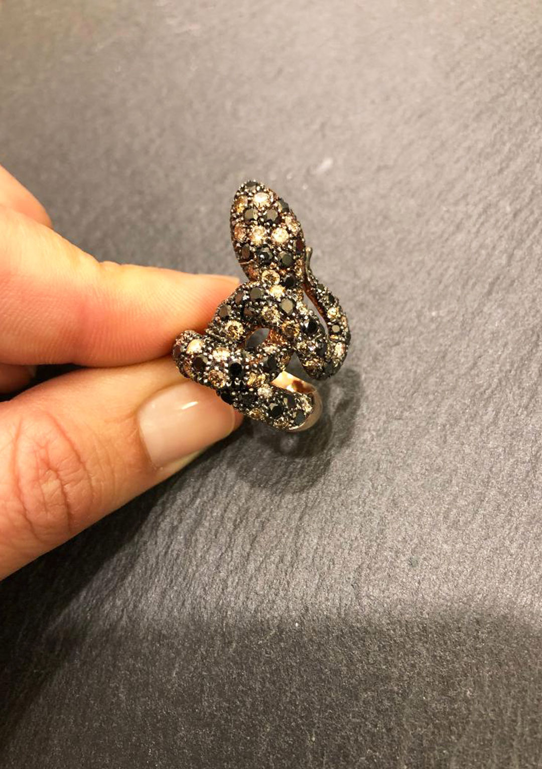 Anello serpente con diamanti bianchi, neri e brown