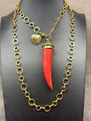 Collana catena con corno rosso e cuore