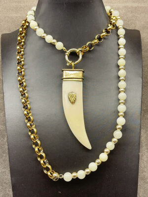 Collana catena con perle e corno in agata bianca