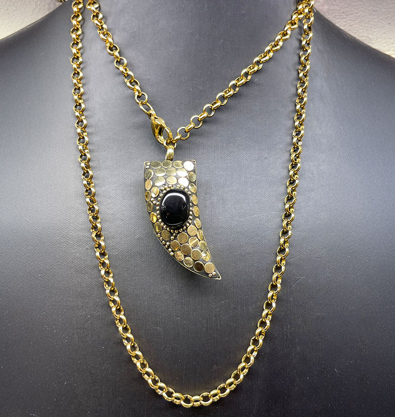 Collana catena in ottone con corno e pietre dura nera