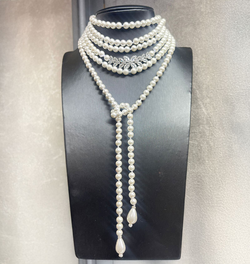 Collana a filo lungo in perle di fiume naturali