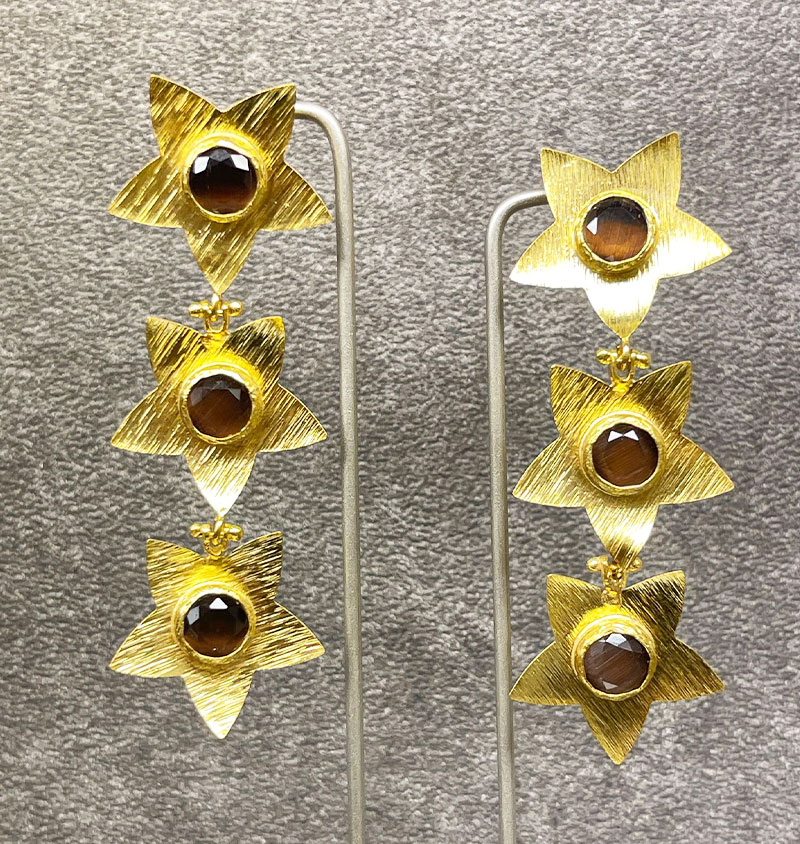 Orecchini pendenti a stella in ottone con pietre dure