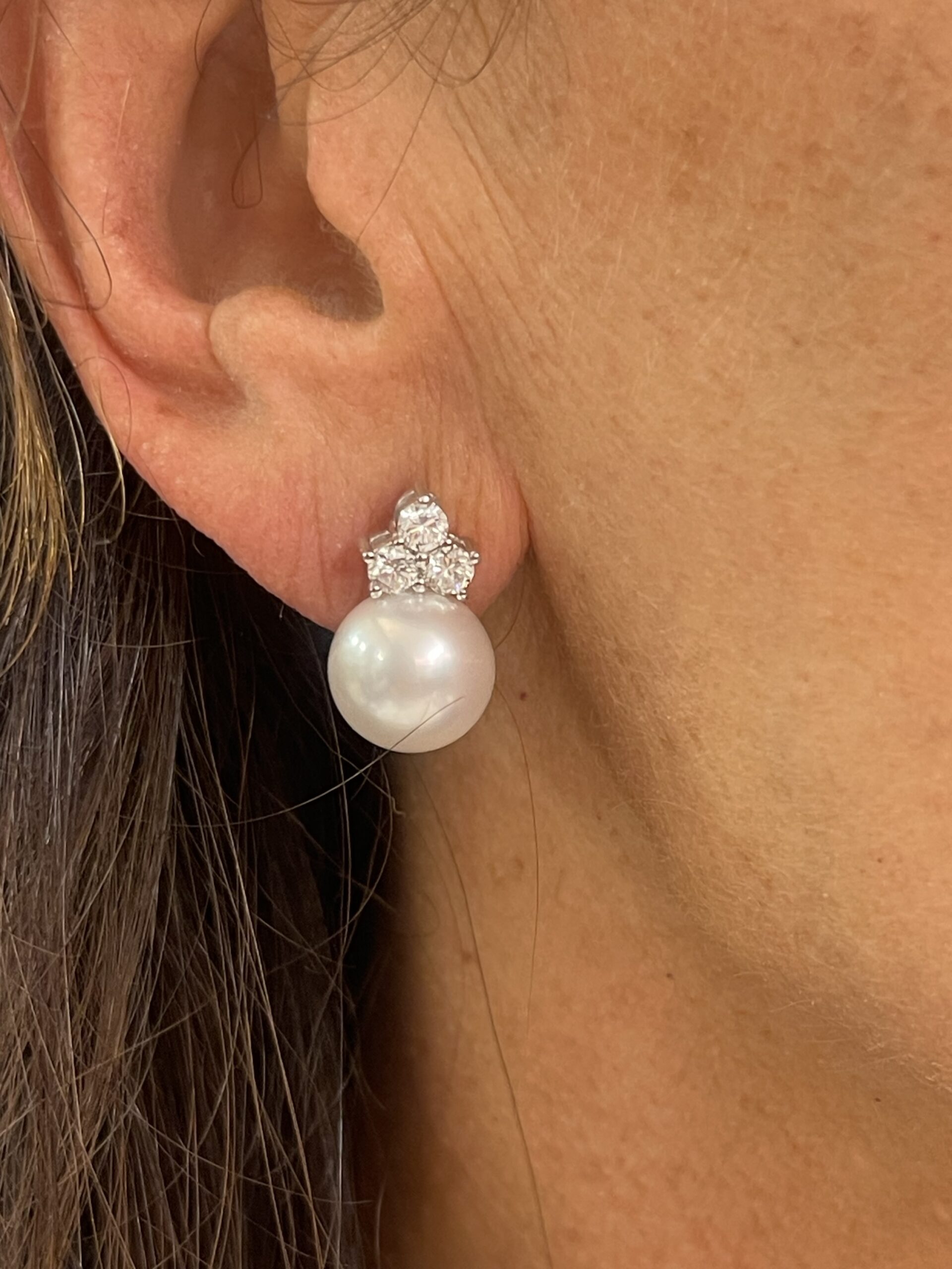 Orecchini in oro bianco con perle australiane e brillanti - immagine 3