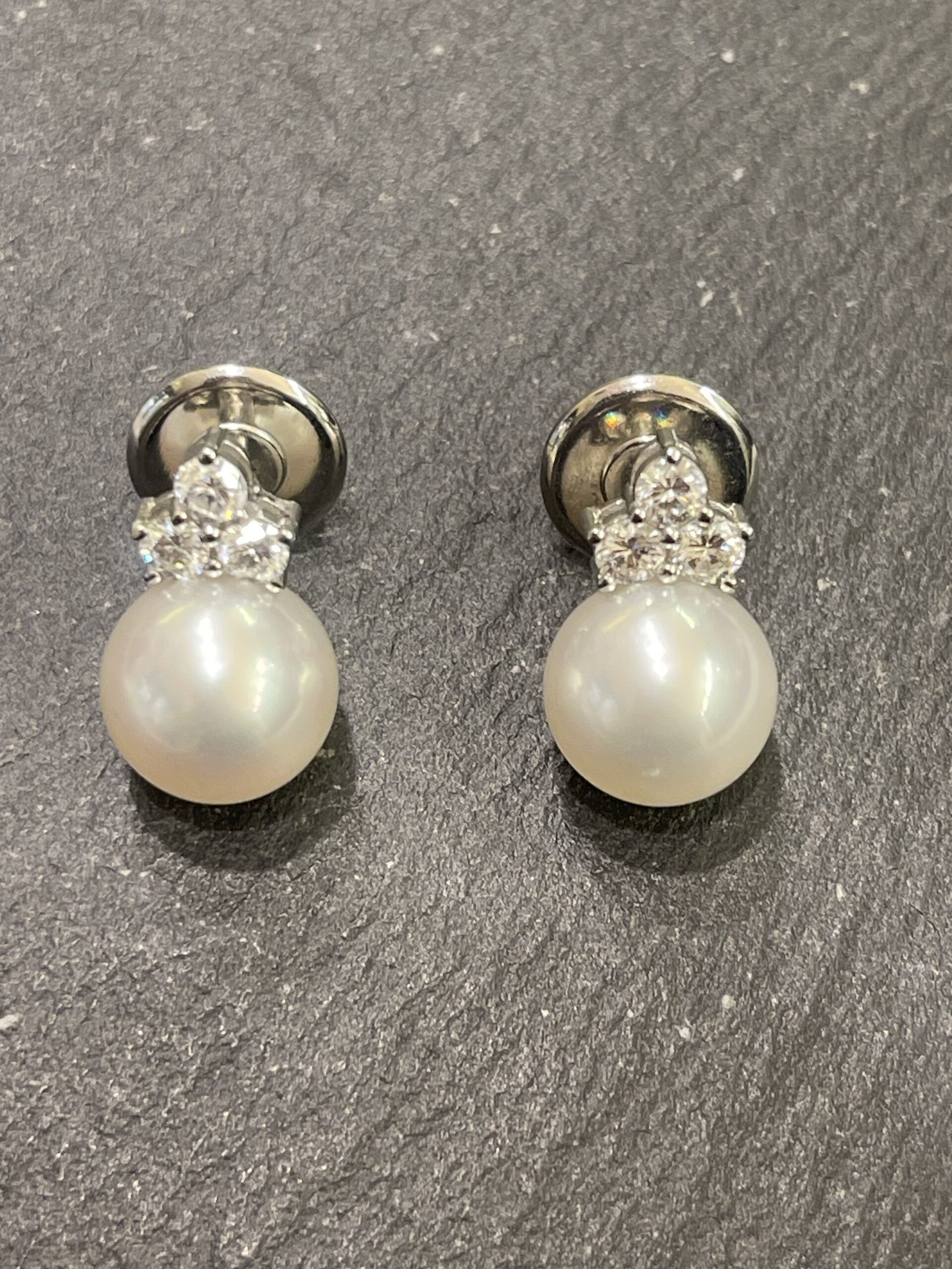 Orecchini in oro bianco con perle australiane e brillanti - immagine 5