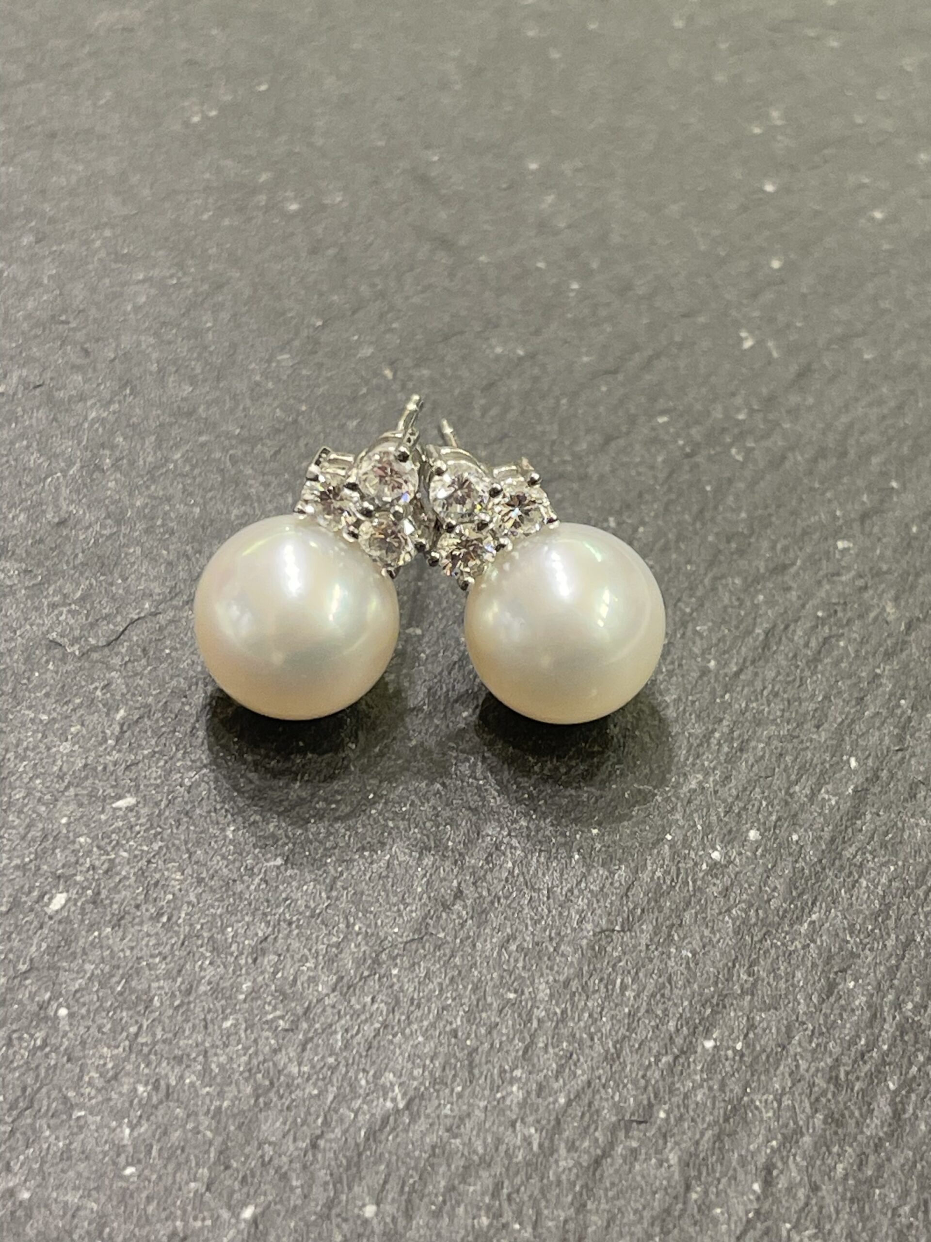 Orecchini in oro bianco con perle australiane e brillanti - immagine 4