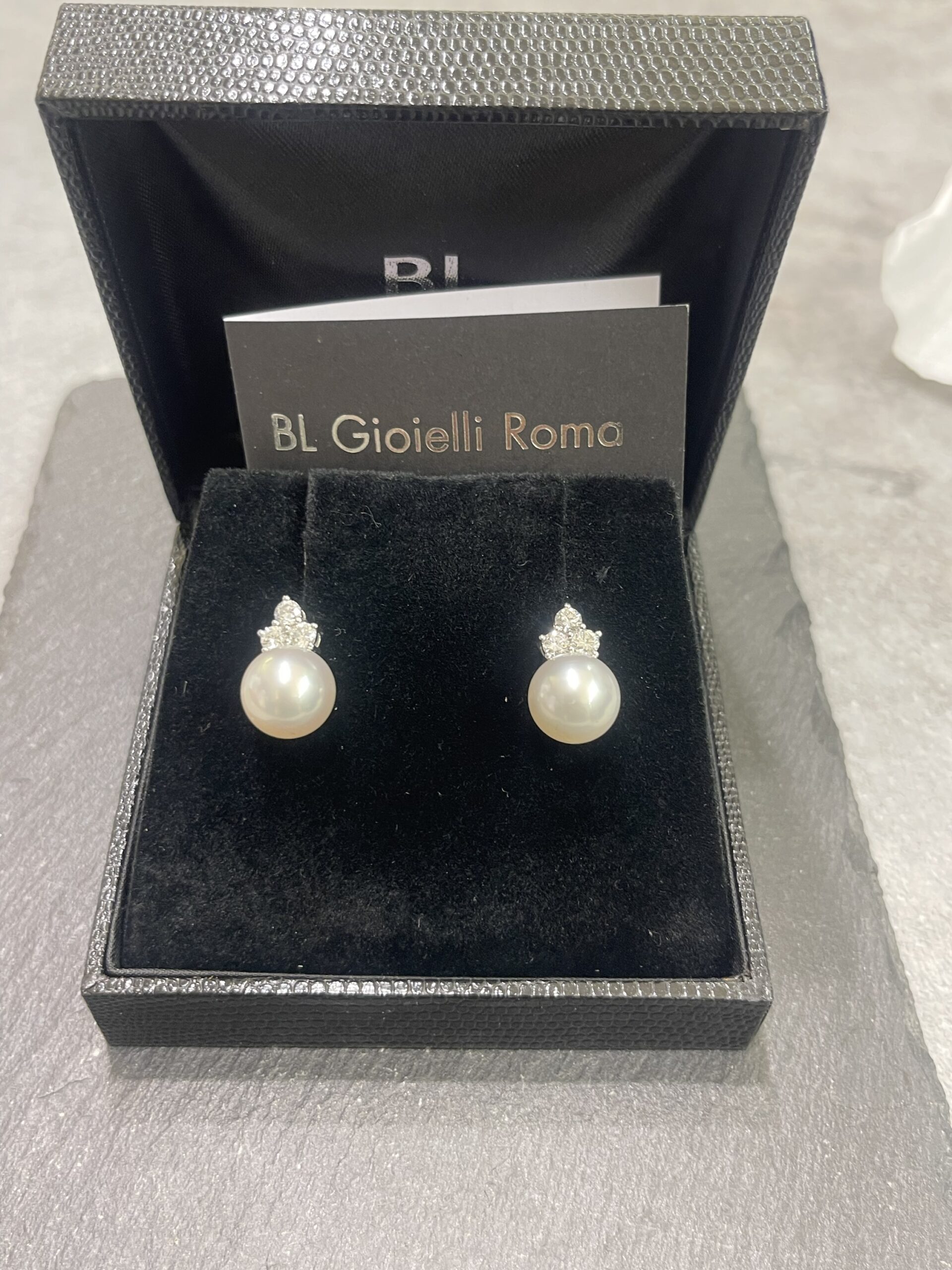 Orecchini in oro bianco con perle australiane e brillanti - immagine 2