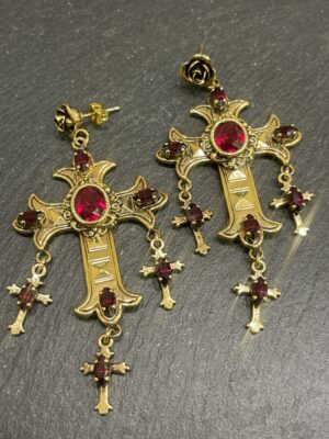 Orecchino croci in bijoux nikel free e pietre rosse granato