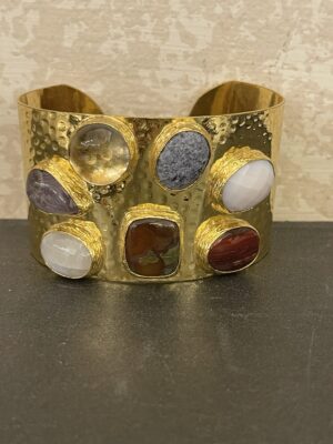 Bracciale schiava in ottone martellato e pietre naturali